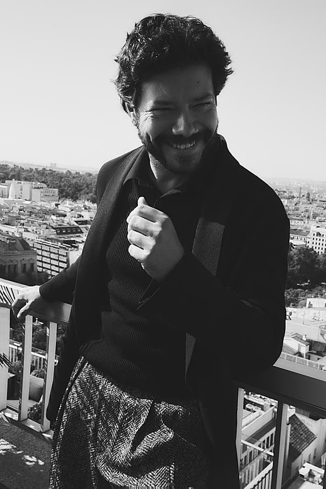 Álvaro Morte con americana, jersey y panalones de Giorgio Armani en la azotea del Club Financiero Génova de Madrid.