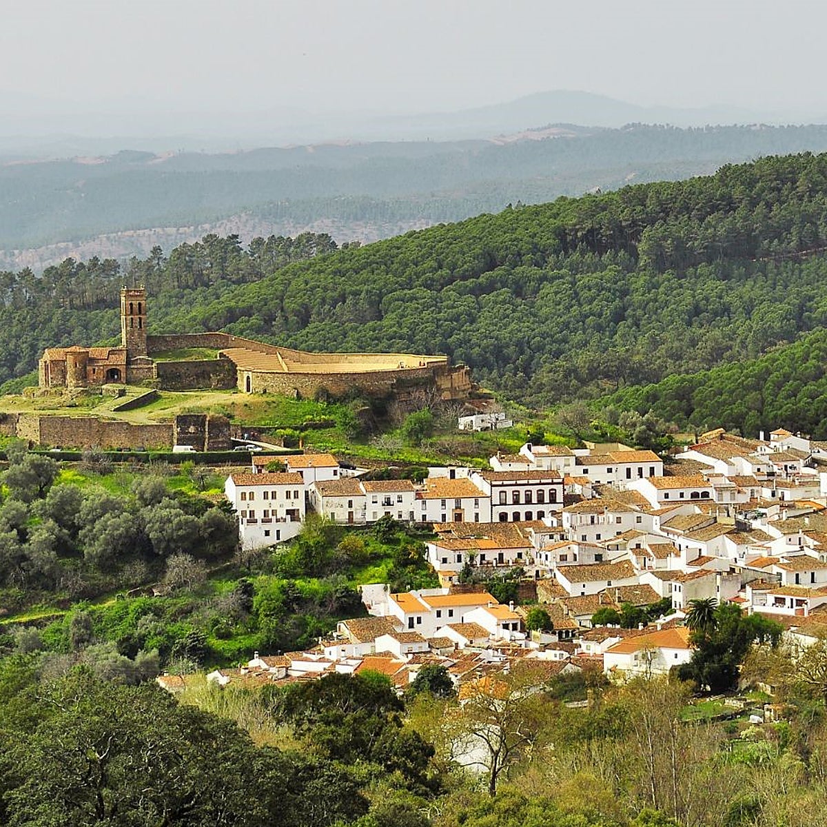 En esta panorámica se ve el castillo, la mezquita y la plaza de toros, todo en uno.