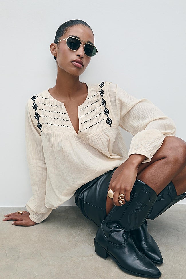 Blusa blanca de Stradivarius (22,99 euros)