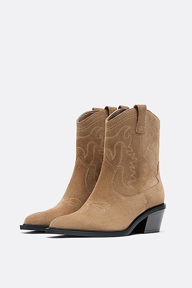 Botines de estilo cowboy de Stradivarius (49,99 euros)