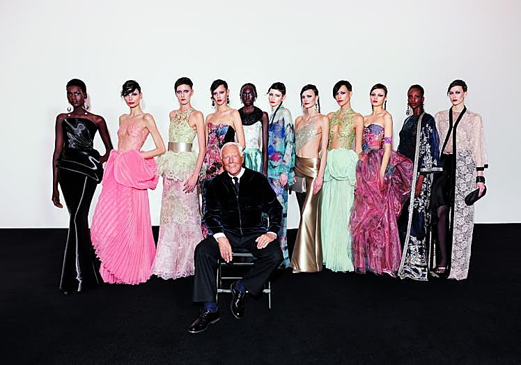 Giorgio Armani junto a sus modelos.