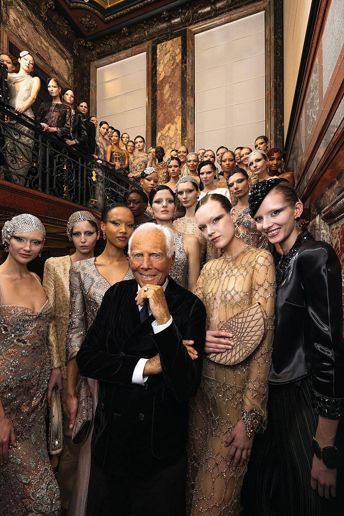 Giorgio Armani posa al final de su desfile Privé para este otoño 2025.
