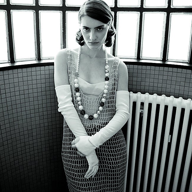 Vestido de crochet, de Bemeknes; top, de Mango; pantalón, de Tod's; guantes, de guante varadé y collar de Chanel.