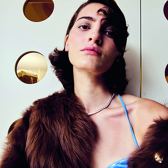 Abrigo, de El Corte Inglés; body, de Mango x Supriya Lele y collar Serpenti Viper, de Bvlgari.