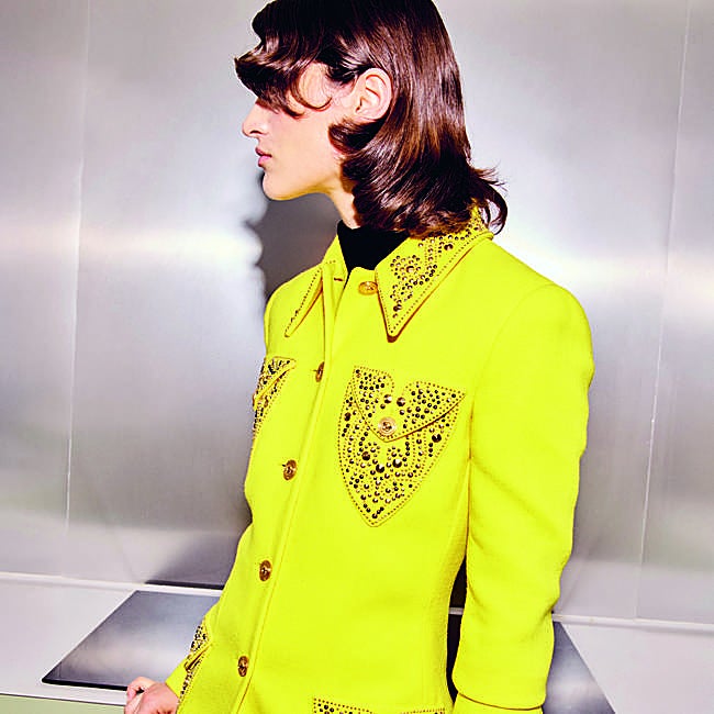 Americana y top de cuello alto, de Versace; leggings, de Mango x Supriya Lele.