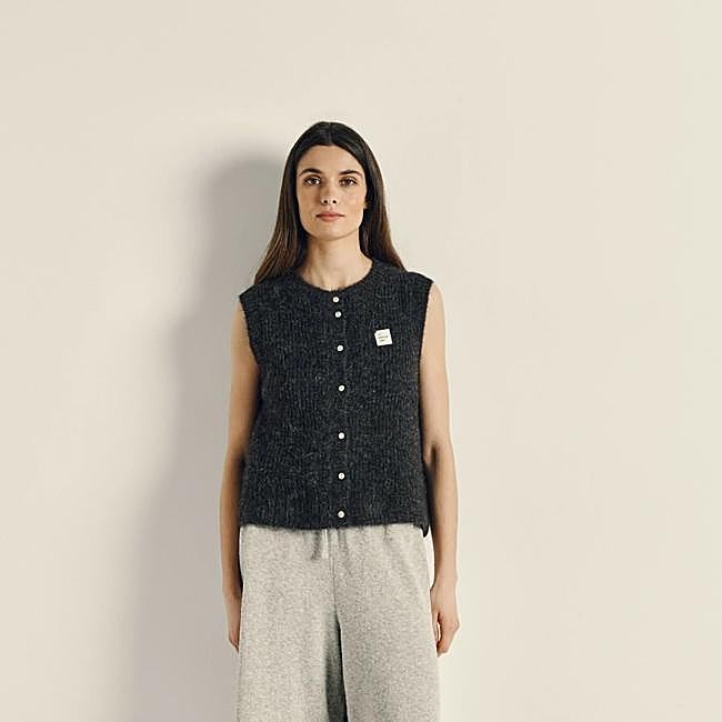 Cárdigan sin mangas gris antracita de American Vintage, disponible en Zalando, 195 euros.