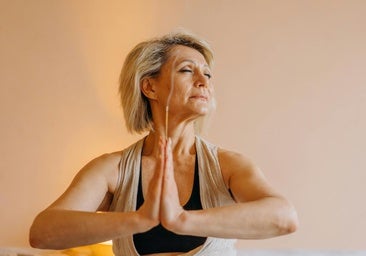 Los cinco ritos tibetanos, el programa de ejercicios de yoga que mejora fuerza, energía, vigor y vitalidad a los 50