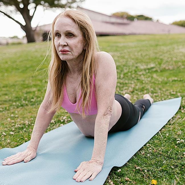 Mujer haciendo ejercicio al aire libre.