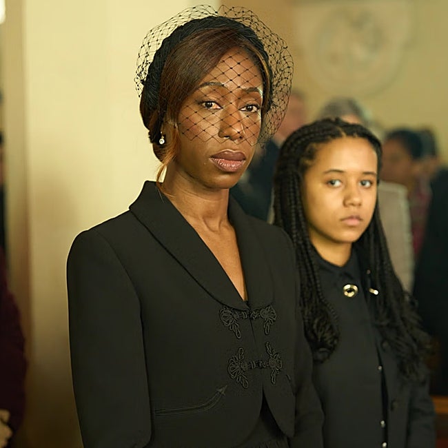 Sally (Nikki Amuka-Bird) ataviada de luto en una escena de la srie británica.