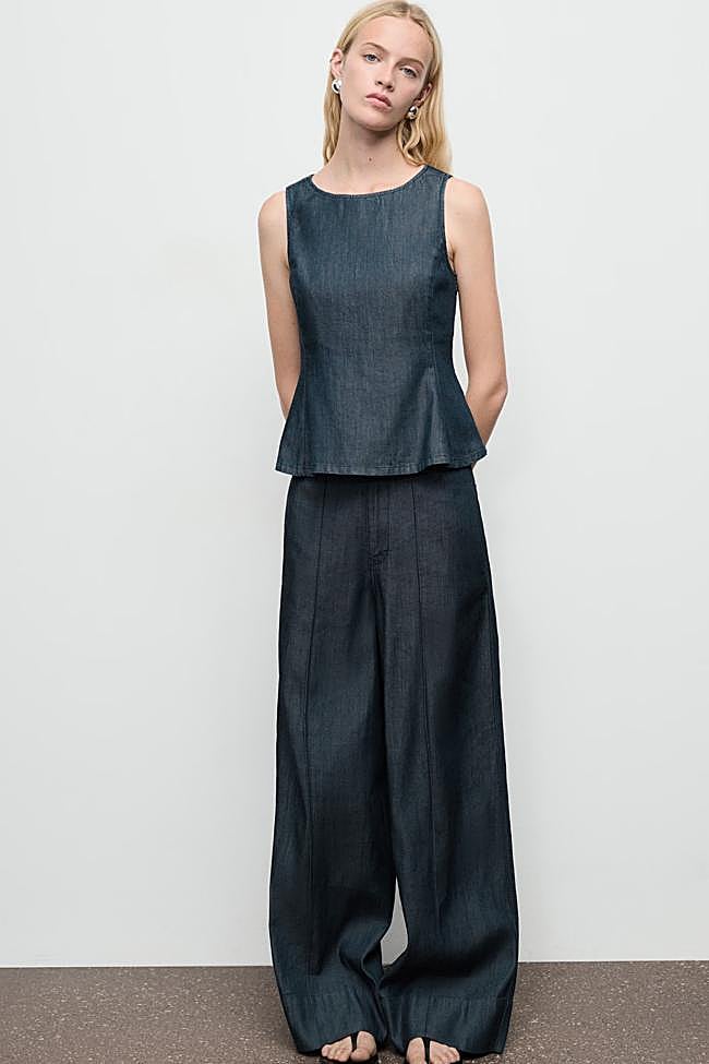 Pantalón ancho en denim de Mango.