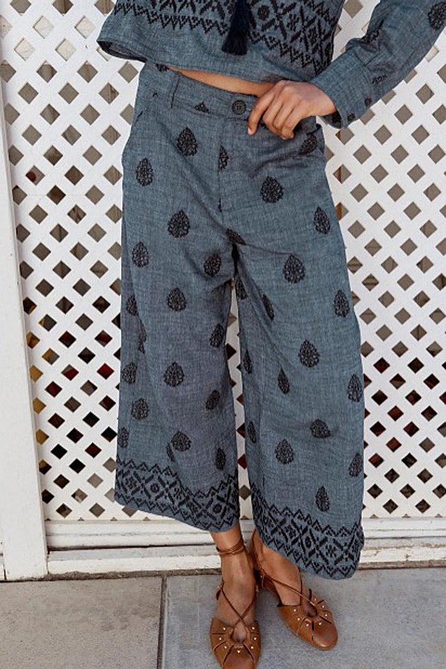 Pantalones con bordado de Zara (29,99 euros)