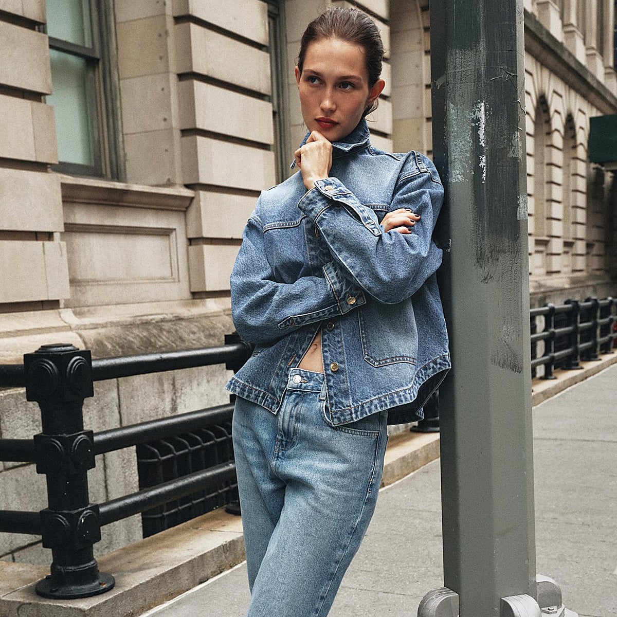 Blusas de entretiempo, vestidos midi con detalles especiales y muchas compras que tienes que incorporar a tu lista de deseos.