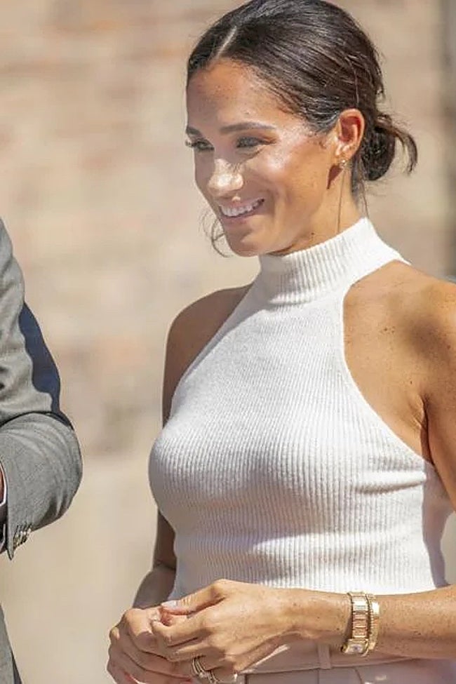 Meghan Markle con el reloj Cartier Tank Française en dorado que perteneció a Diana de Gales.