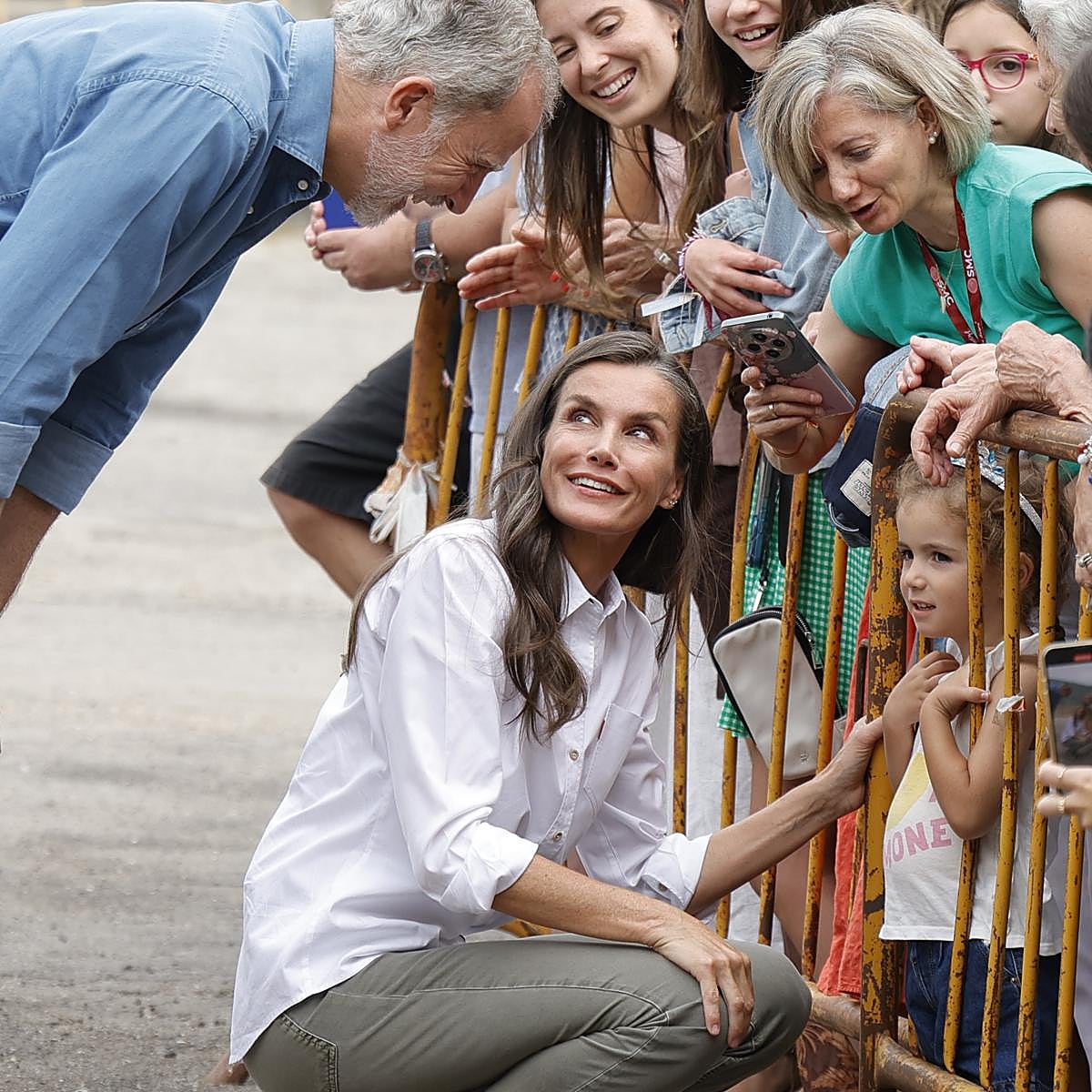 La reina Letizia quiso agacharse para salidar tiernamente a los niños que se acercaron a saludar a los Reyes, durante su visita a las zonas afectadas por los incendios en Zamora.