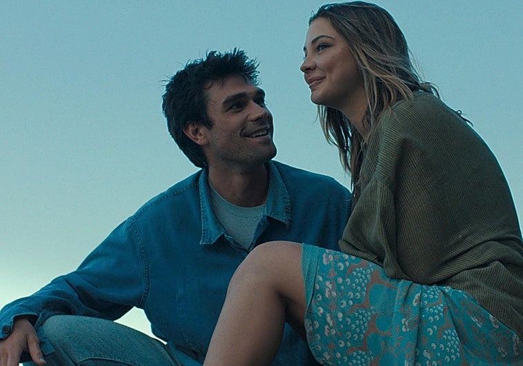 KJ Apa y Madelyn Clyne protagonizan una de las películas de este verano 2025.