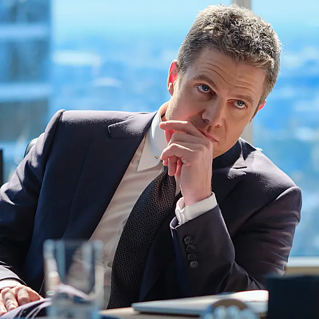 Stephen Amell da vida a Ted Black, un antiguo fiscal que se ha reinventado como un abogado de éxito de Los Ángeles.