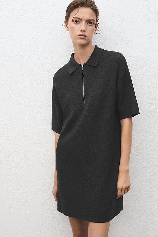 Vestido corto de punto en color negro con cremallera de Mango.