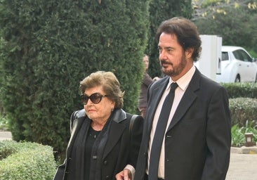 Ana María Jaume junto a su hijo Gabriel, en el funeral de Gabriel Escarrer Juliá.