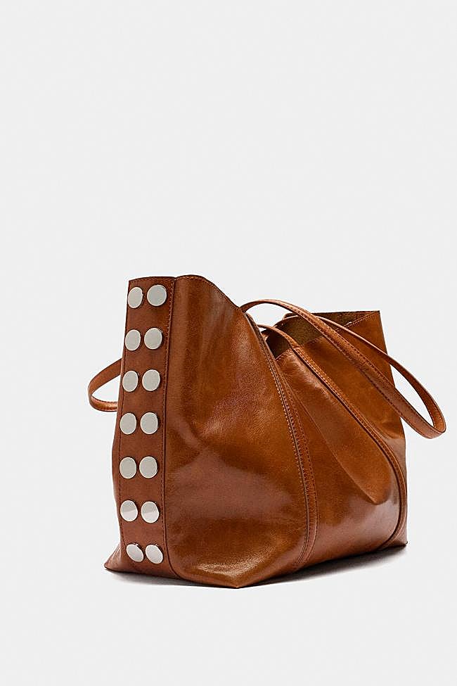 Bolso de piel con detalle de tachuelas de Parfois.