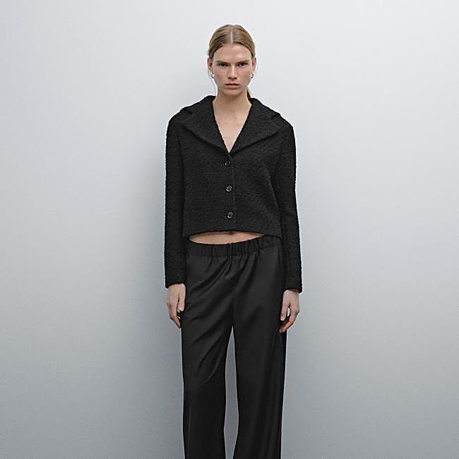 Chaqueta negra de Massimo Dutti, 49,95 euros.