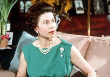 Isabel II de Inglaterra junto a uno de sus perros corgis, en una imagen de archivo.