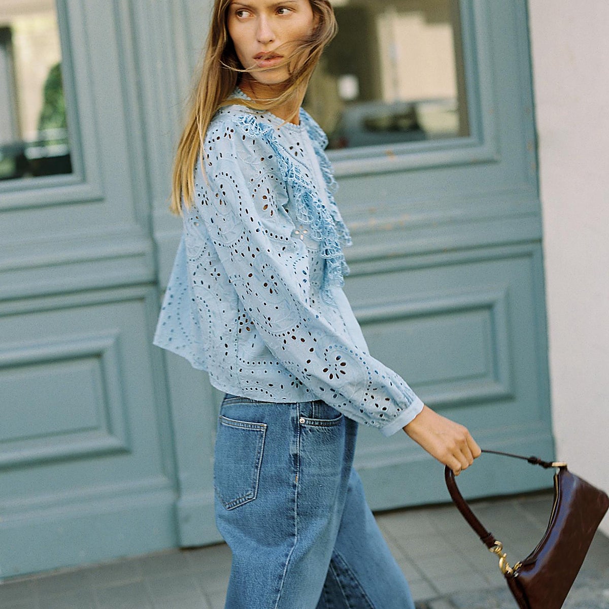 Si quieres refrescar tu look de entretiempo invierte en este tipo de bolsos básicos, pero con detalles especiales. Los encontrarás en Zara, Mango, H&M, Parfois y otras de tus tiendas favoritas.