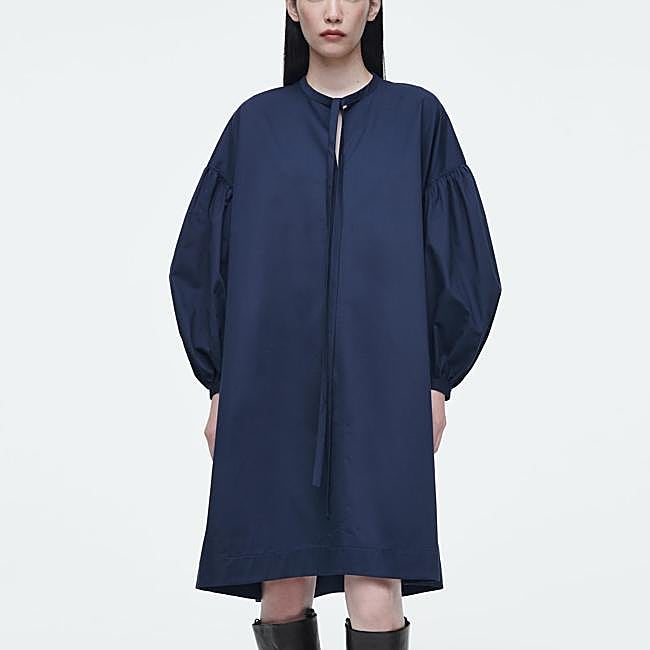 Vestido azul marino de Cos, 89 euros.