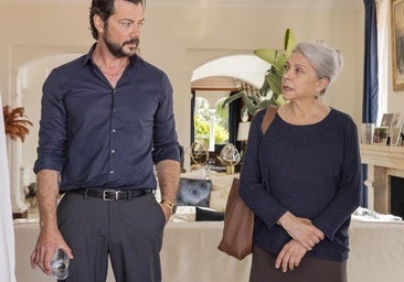 Álvaro Morte como Rafael Salazar y Kiti Mánver como Isabel en una imagen de la miniserie española de entflix, Dos tumbas.