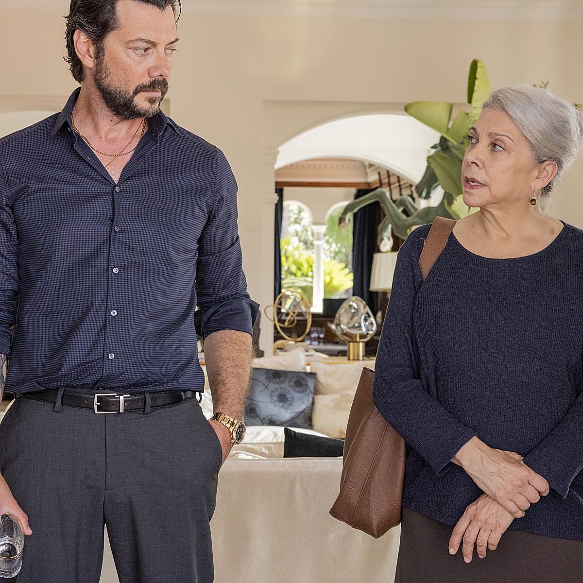 Álvaro Morte como Rafael Salazar y Kiti Mánver como Isabel en una imagen de la miniserie española de entflix, Dos tumbas.