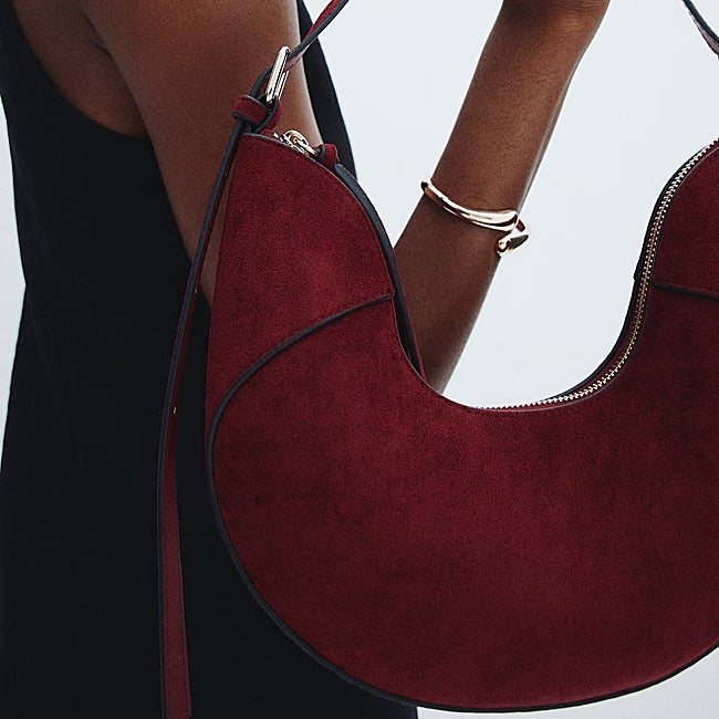 Bolso burdeos de H&M (29,99 euros)