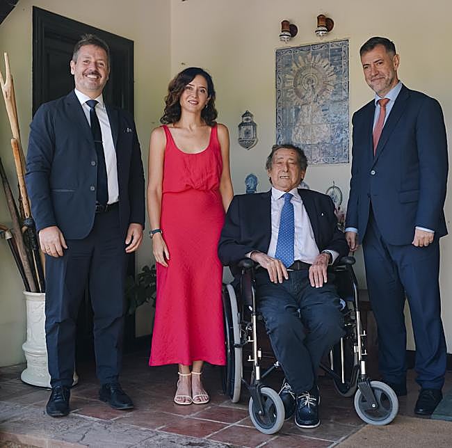 Isabel Díaz Ayuso en Comillas entregando el Premio Cultura 2025 de la Comunidad de Madrid de Literatura a Alfonso Ussía.