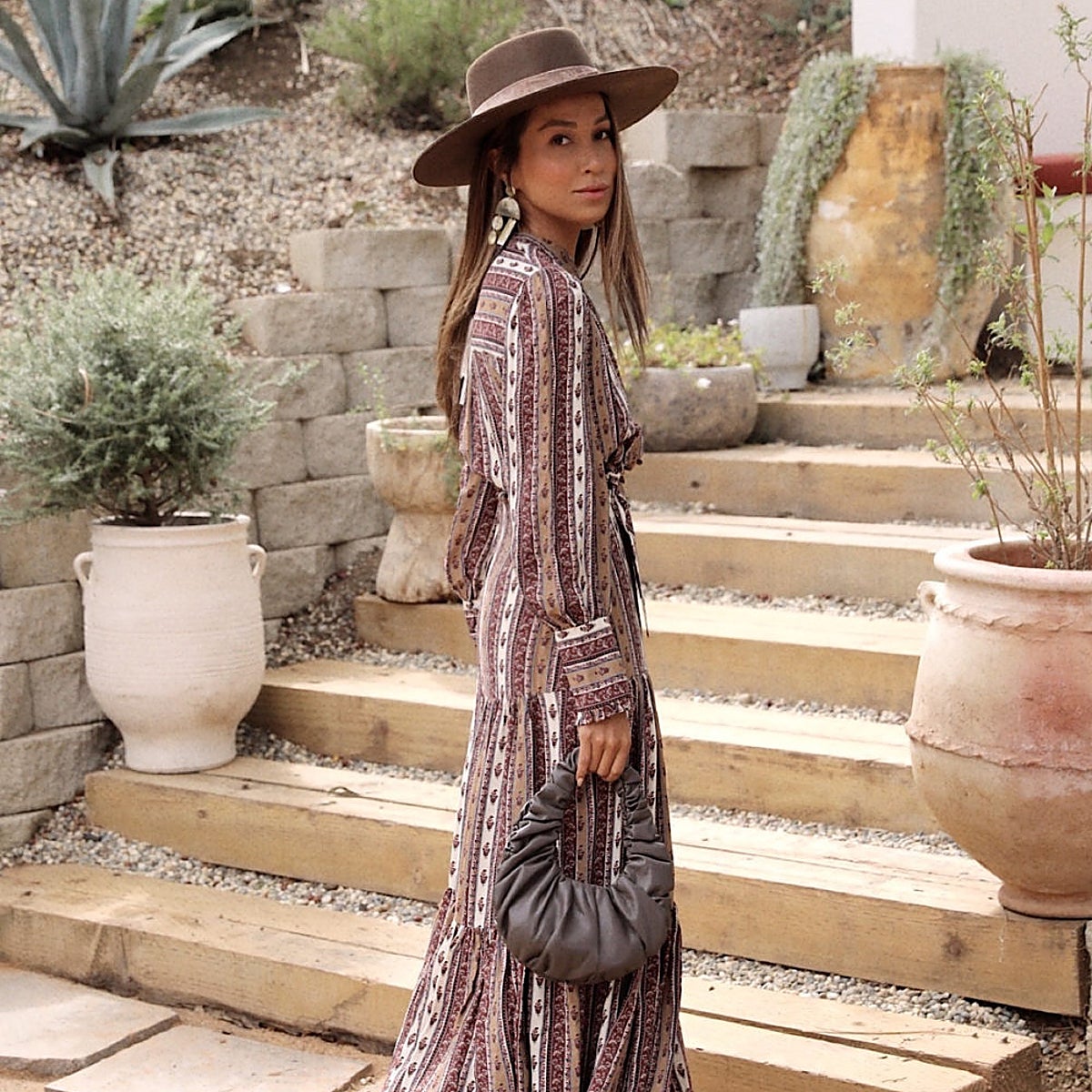 Es tiempo de renovar los accesorios de otoño. Apuesta por bolsos de colores neutros que puedas llevar a todas horas.