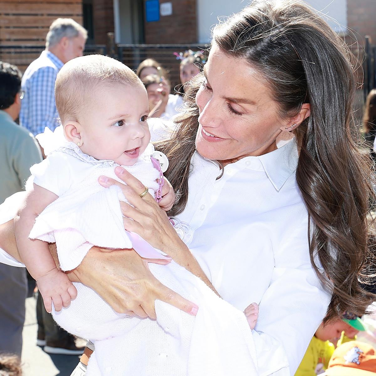 La reina Letizia no pudo evitar la sonrisa al coger a un bebé durante su visita a varios pueblos de Orense, en el segundo día de su 'tour' por las zonas afectadas por los incendios.