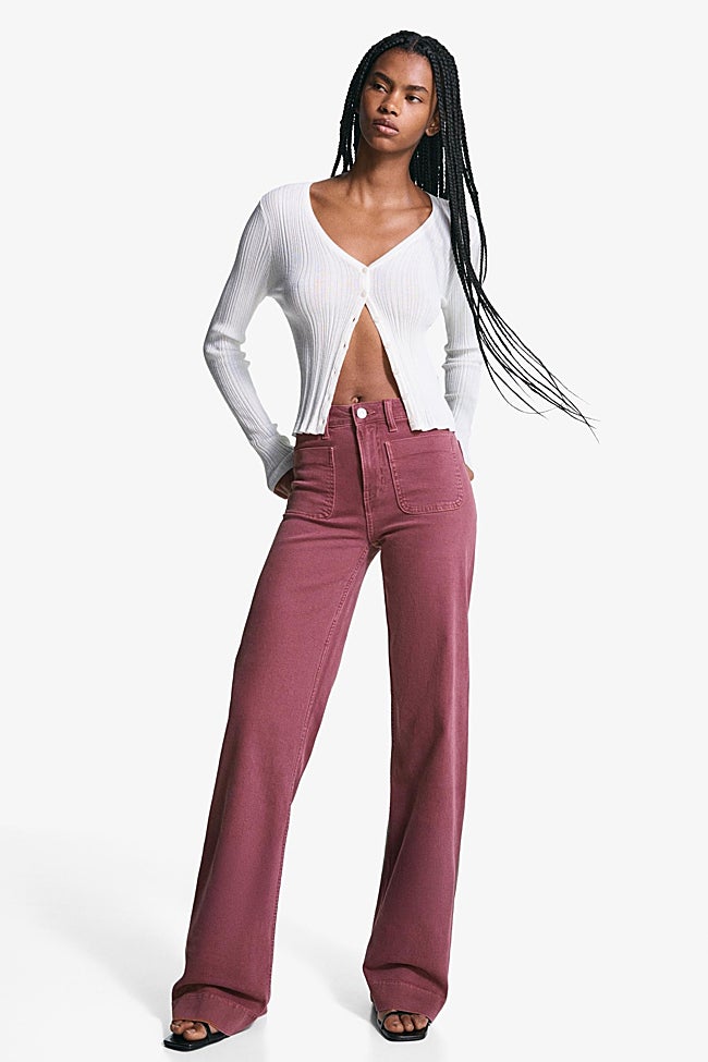 Vaqueros rosas de Bershka (29,99 euros)