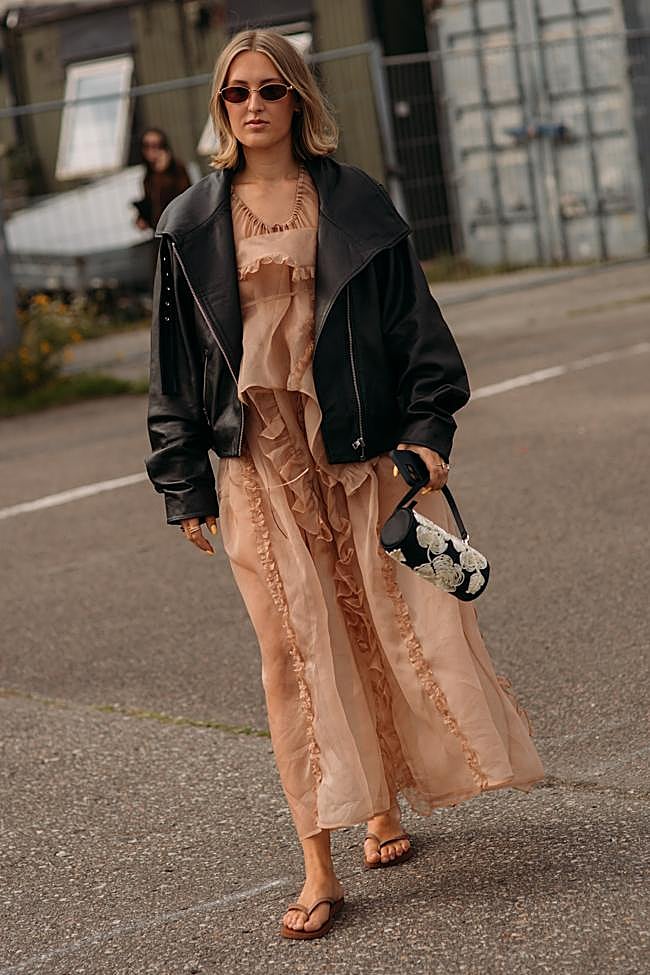 Look con vestido vaporoso de verano y cazadora de polipiel.
