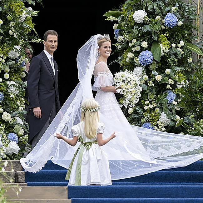 La princesa María Carolina de Liechtenstein con un vestido de novia con encaje.
