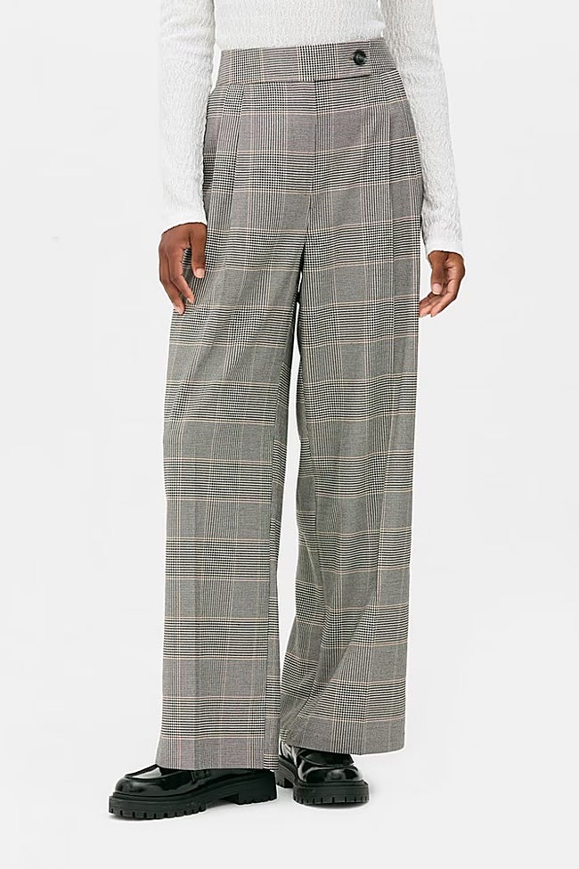 Pantalón con estampado de cuadros de Primark (18 euros)