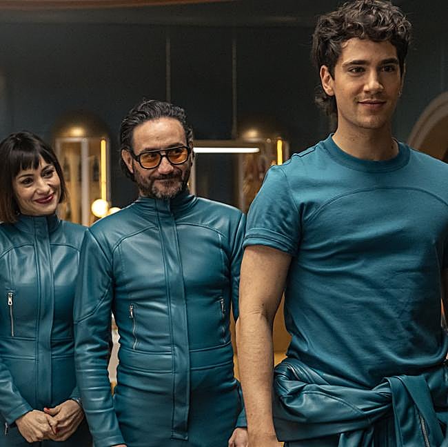 Natalia Verbeke, Carlos Santos y Pau Simon en una imagen de la nueva serie española de Netflix, El refugio atómico.