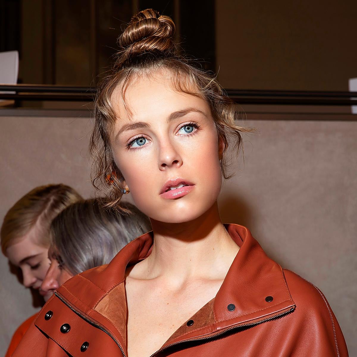 Mujer con la piel bronceada.