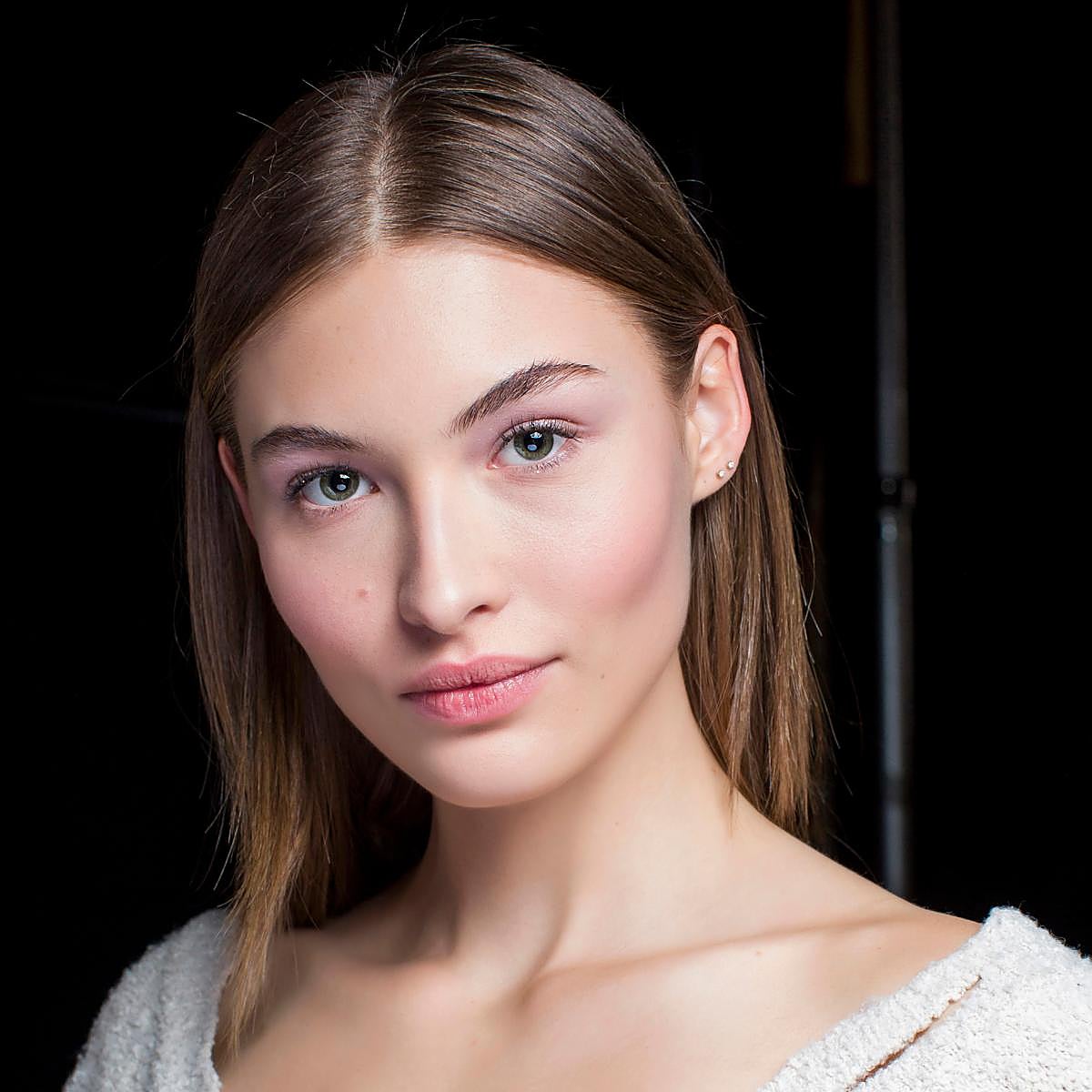 Mujer con piel maquillada.