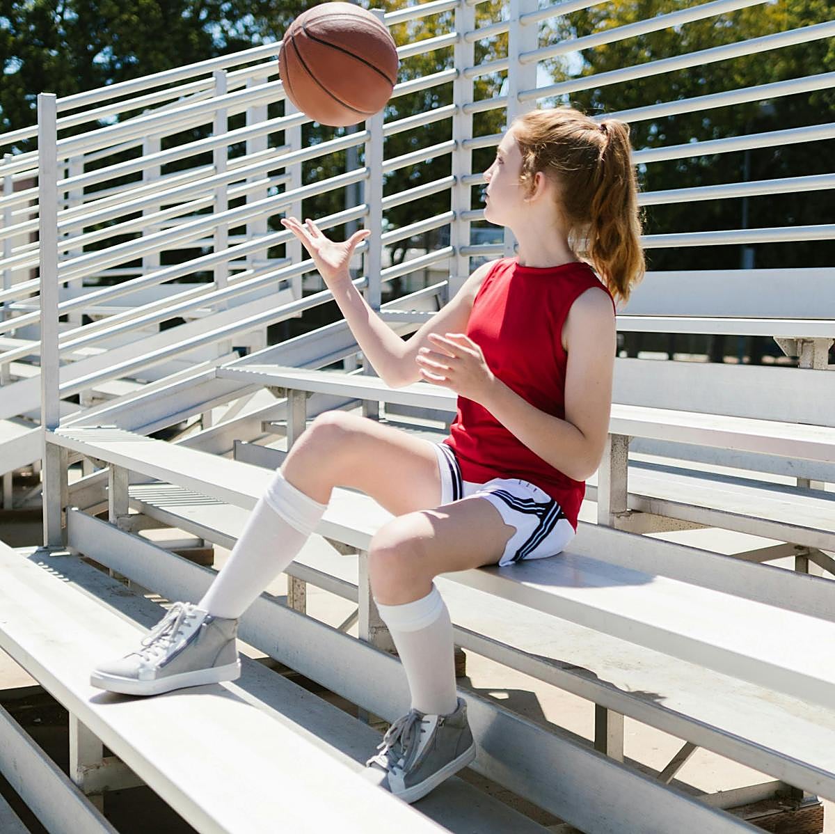 Actividades extraescolares de deportes de equipo como el baloncesto son muy recomendables a la hora de inculcar a los niños determinados valores.