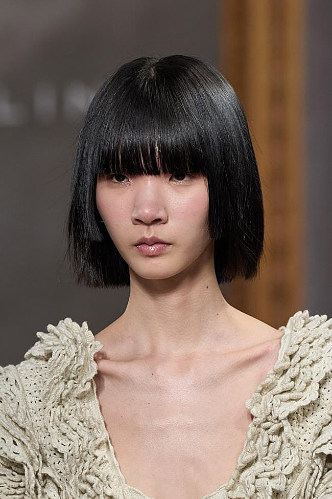Un corte de pelo bob con flequillo.