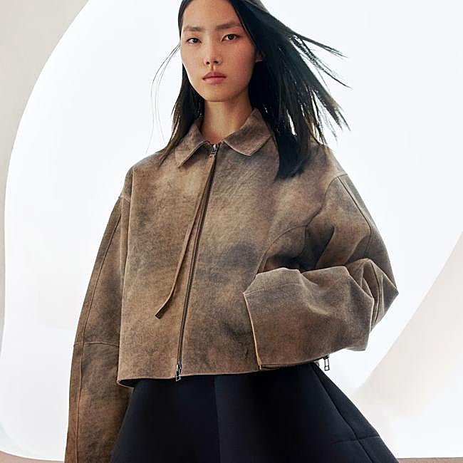 Cazadora de piel, 399 euros.