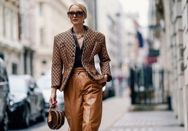 Las más elegantes llevan hombreras en otoño: chaquetas, vestidos y camisas que tú también querrás