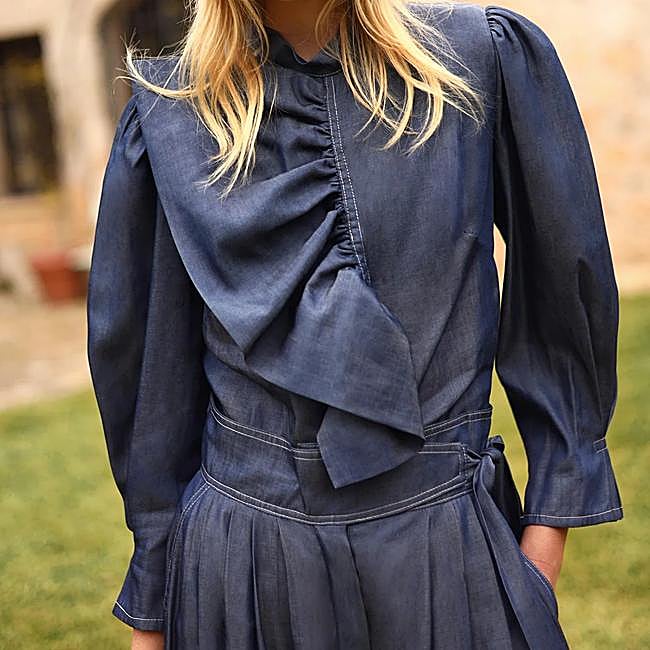 Camisa con lazada vaquera de Panambi, 150 euros.