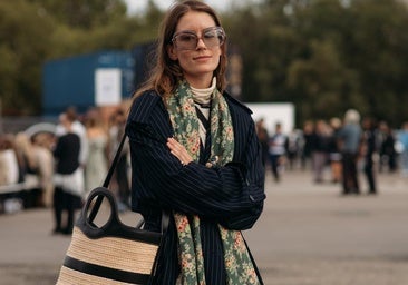 Influencer con look original de entretiempo