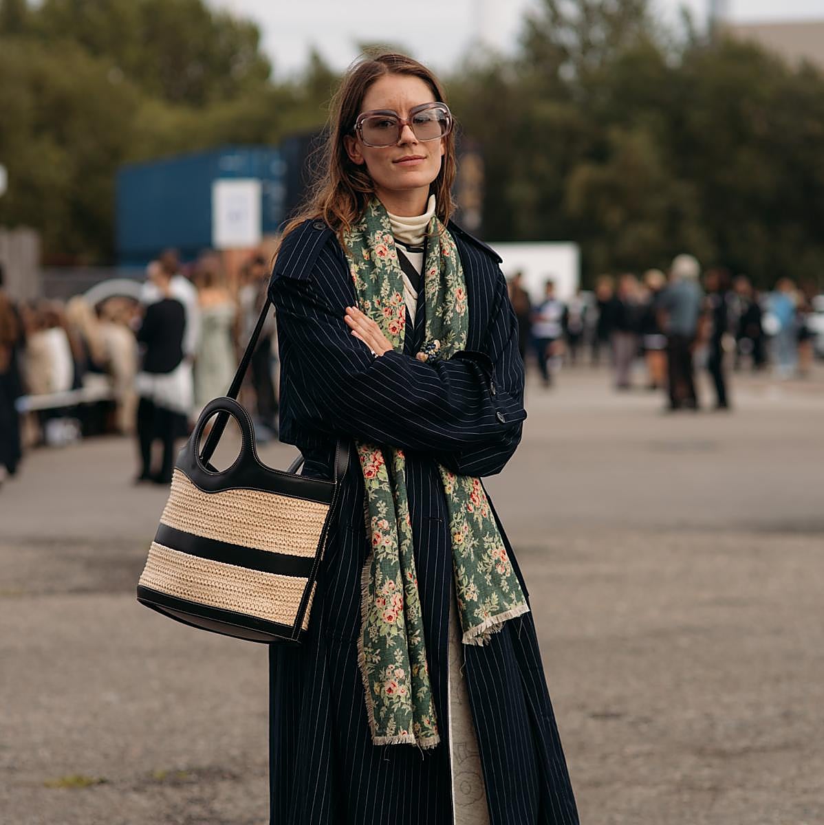 Influencer con look original de entretiempo