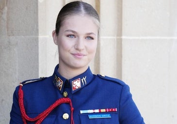La princesa Leonor impacta en San Javier con su nuevo uniforme azul: moño pulido, guantes blancos y primer contacto como piloto