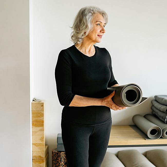 Mujer haciendo ejercicio con esterilla.