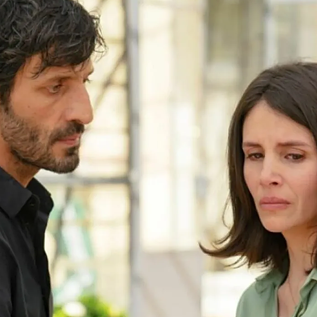 Manuel (David Kammenos) y Cartherine (Louise Monot) en una escena de la serie.